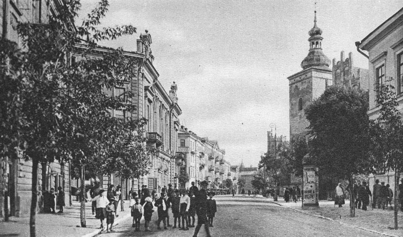 Ulica Narutowicza w Lublinie, widok Teatru Miejskiego i kościoła Wniebowzięcia NMP Zwycięskiej, 1930-1939