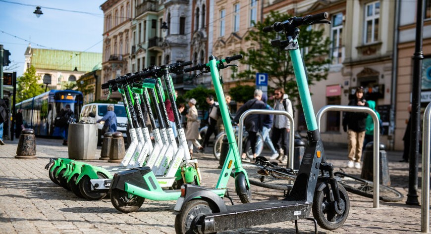 Niewłaściwie zaparkowane pojazdy stwarzają niebezpieczeństwo dla innych użytkowników dróg czy chodników albo wręcz uniemożliwiają przejście czy przejazd.