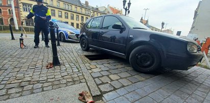 Koszmarny wypadek we Wrocławiu. Auto przejechało człowieka pracującego w studzience. Na bruku zostały plamy krwi