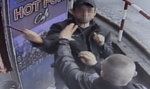 Policjanci rzucili się z łomem na ofiary bandyty