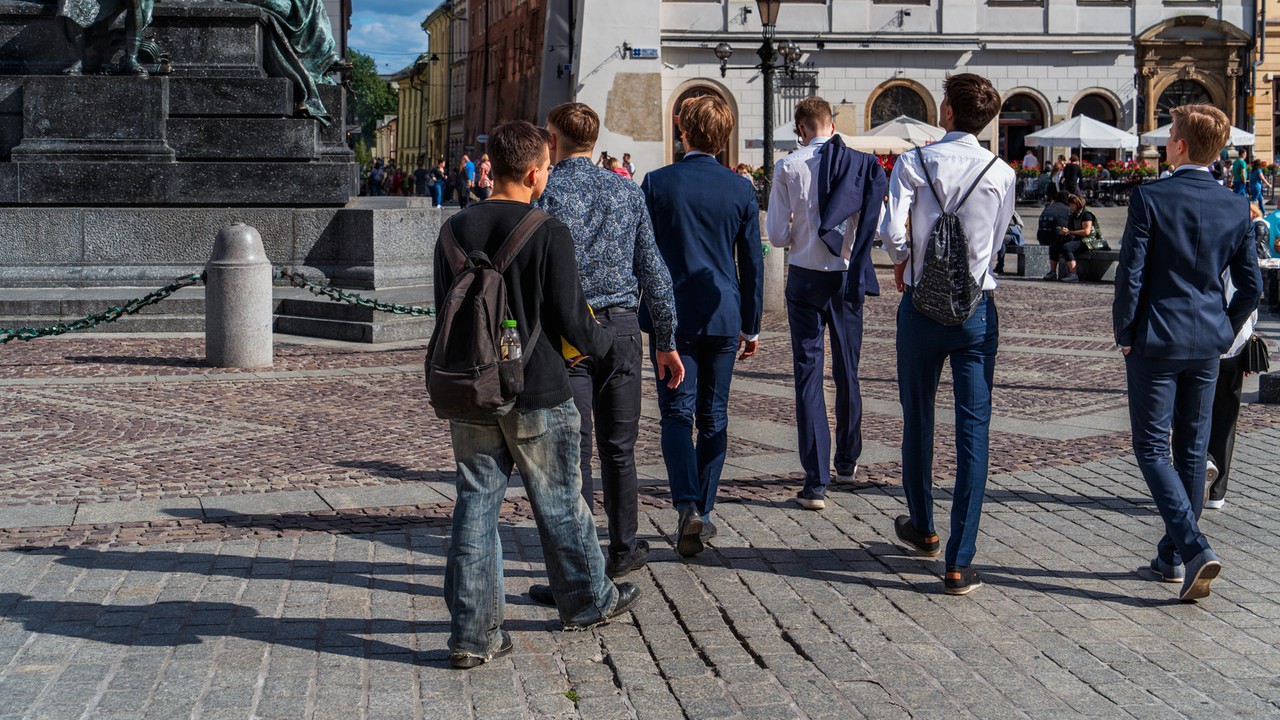 Rozmawiają o kobietach w internecie, zamiast wyjść z domu i je poznać. Tak wygląda kryzys męskości XXI w. "Pod powierzchnią kipi wściekłość"