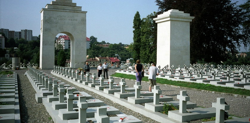 Pamiętajmy o grobach Polaków na Kresach. Trwa zbiórka zniczy