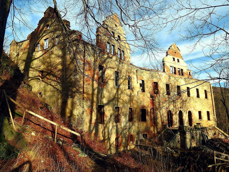 Zamek i pałac Niesytno w Płoninie