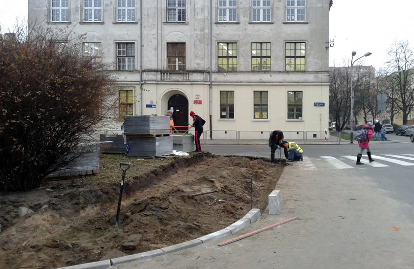 naprawa chodnika przy ul. Słowackiego