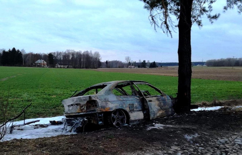 Dramatyczny pościg na Podlasiu. Auto uderzyło w drzewo i spłonęło