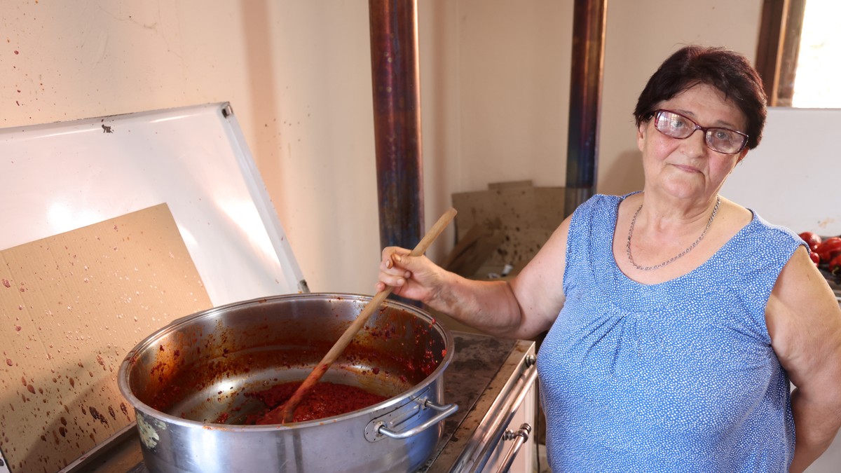 Baka Spasenija pravi čuveni domaći ajvar od paprike slonovo uvo i otkriva u čemu je glavna tajna