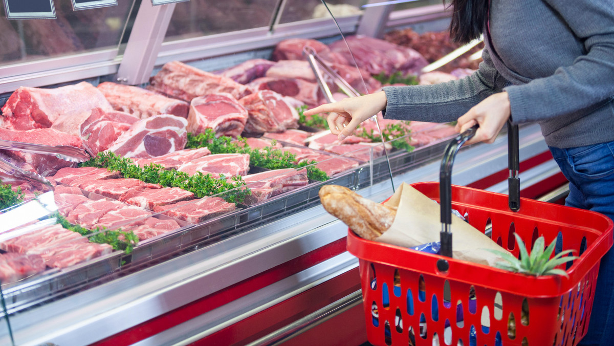 Brytyjska Food Standards Agency zakwetionowała skład jednej piątej próbek mięsa, które przebadała w 2017 roku. Produkty te w części lub nawet całości składały się z nieokreślonego mięsa. Próbki pobrano z zakładów produkcyjnych, supermarketów i restauracji. Najgorzej wypadły kiełbasy, kababy i mięso mielone.