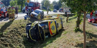 Podwójna tragedia na drodze. Najpierw dachowali w busie, a teraz mieli wypadek w karetce