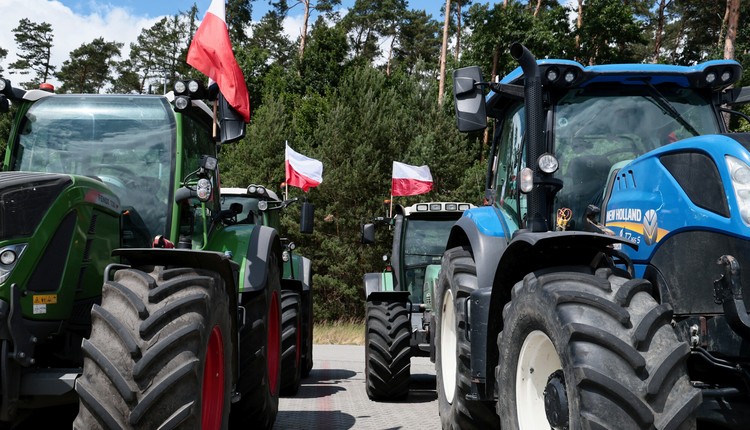Traktory na granicy. Rolnicy wspierają ruch Bąkiewicza. Nie tylko żywimy, ale i bronimy"
