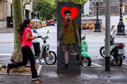 Lionel Messi na graffiti w Barcelonie w mundurze Che Guevary