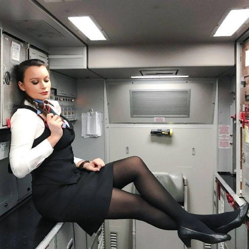 Seksowne stewardessy chwalą się atutami