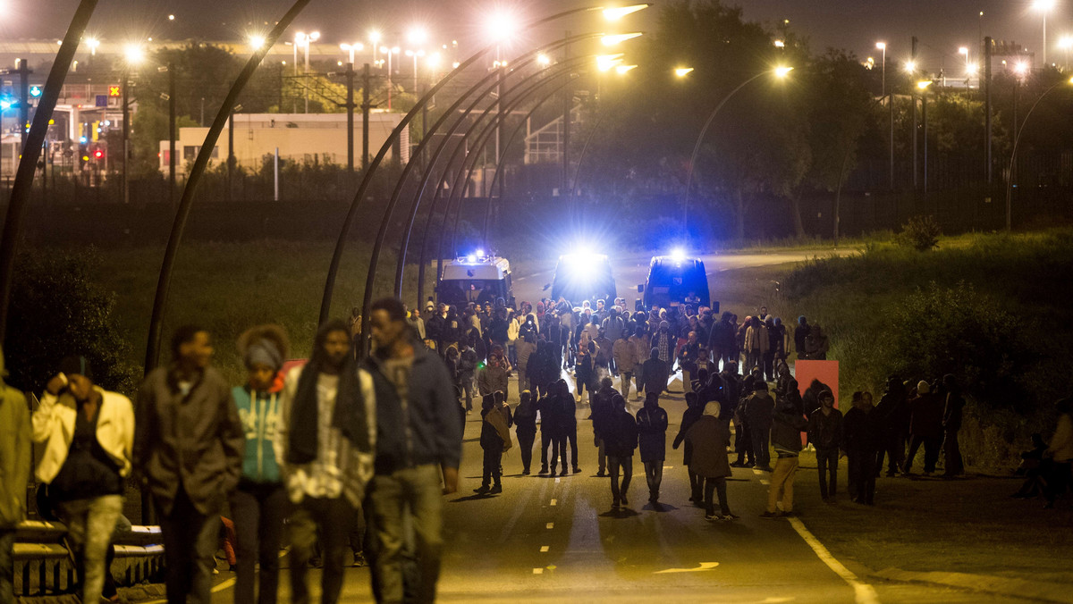 "Dziś znów spróbuję. Chcę do Anglii, do żony". Jak naprawdę wygląda noc imigrantów w Calais?