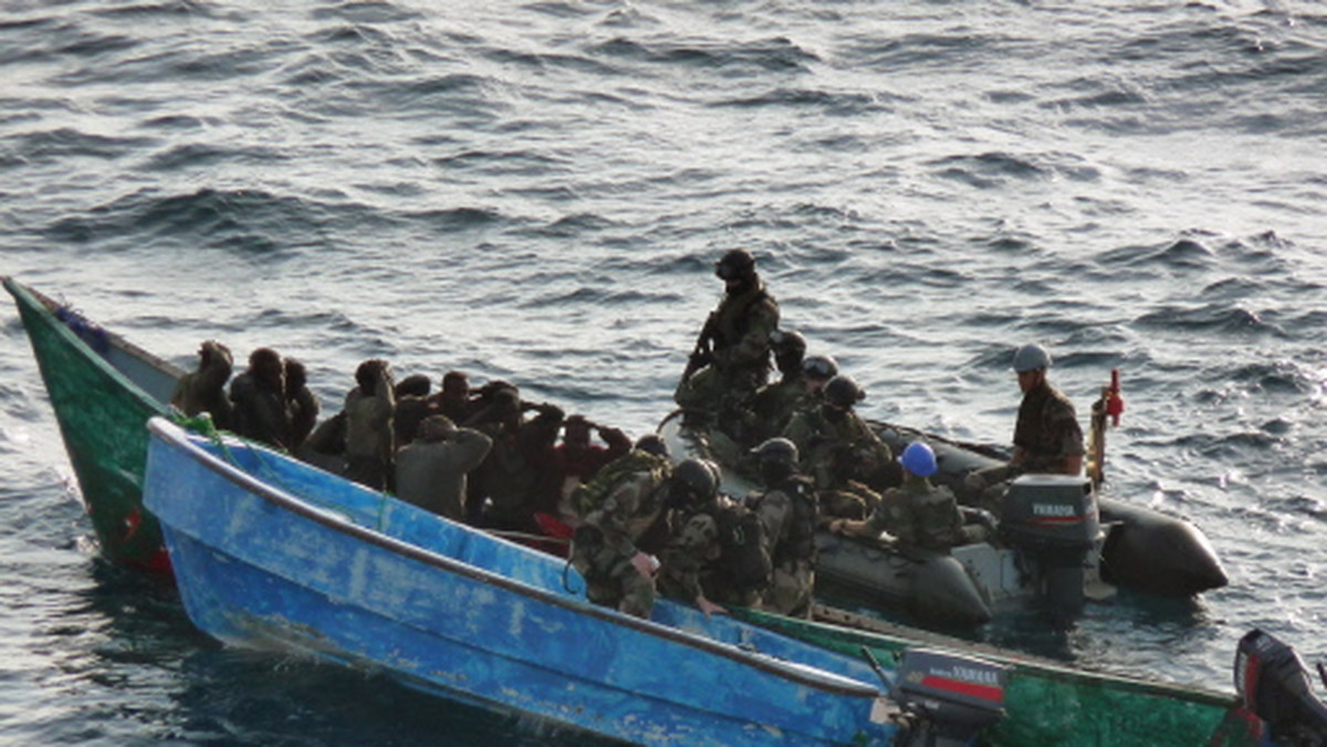 Somalijscy piraci uprowadzili japoński statek towarowy z 20-osobową filipińską załogą na pokładzie - poinformowały siły UE do walki z piractwem morskim.