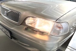 Zmora starszych aut. Co zrobić, gdy reflektory zaczynają gorzej świecić? Ile kosztuje regeneracja?