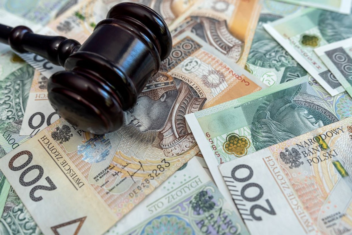 Najpierw organ administracji publicznej powinien rozważyć, czy są podstawy do odstąpienia od ustalenia płatności za pobyt dziecka w pieczy zastępczej. Dopiero jeśli nie udzieli tej ulgi, trzeba określić wysokość kwoty pobieranej od rodziców.