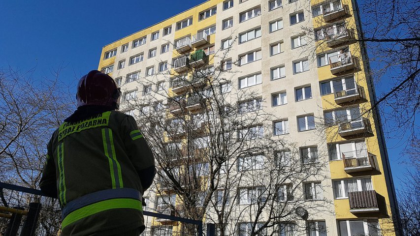 Nietypowa akcja olsztyńskich służb. Roztrzęsiona kobieta pod blokiem