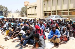 Tłumy imigrantów szturmują Francję. Będzie kontrola na granicy z Włochami?