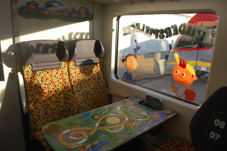 We wnętrzu piętrusa wyprodukowanego przez Skodę znalazła się też część dla rodziców z dziećmi. Skład może zabrać 674 pasażerów i rozpędzić się do prędkości 190 km na godz. fot. Krzysztof Śmietana