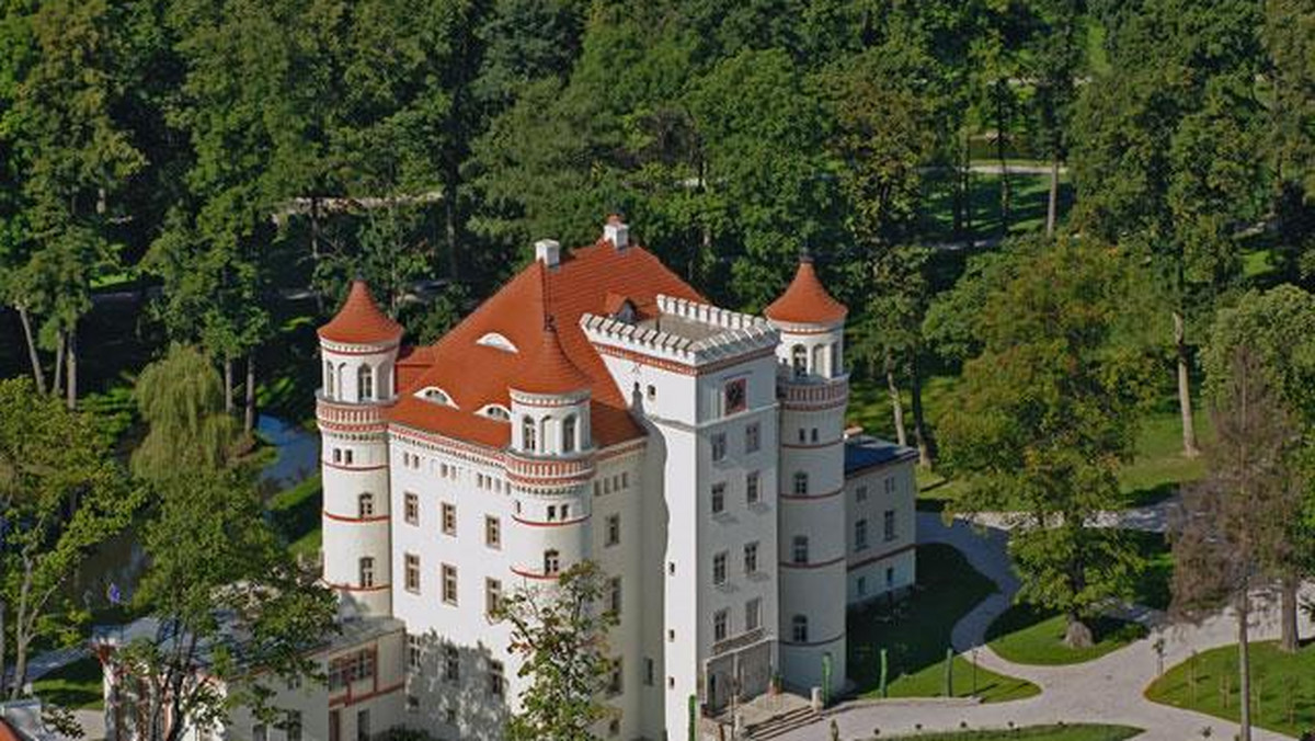 Kotlina Jeleniogórska ze względu na ilość  założeń pałacowo - parkowych znajdujących się w jej granicach, jest miejscem niezwykłym zarówno w skali całej Polski, jak i Europy. Na obszarze zaledwie 100 km2 znajduje się 30 dawnych rezydencji , otoczonych  rozległymi założeniami  parkowymi. Po wieloletnich zaniedbaniach związanych z niewłaściwym gospodarowaniem obiektami zabytkowymi,  Dolina Pałaców i Ogrodów budzi się do życia. Część pałaców znalazła nowych właścicieli, została pieczołowicie odrestaurowana i stanowi ponadlokalną atrakcję turystyczną.