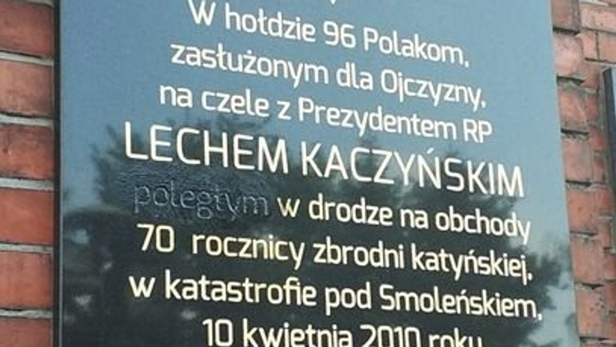 Policja zatrzymała sprawcę zniszczenia tablicy smoleńskiej na ścianie bazyliki w Sosnowcu. To 72-letnia mieszkanka tego miasta. Kobieta zamazała słowo "poległym" na tablicy.