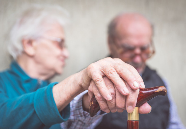 Seniorzy zadłużają się na potęgę. Pożyczają pieniądze dla wnuków, a potem nie radzą sobie ze spłatą