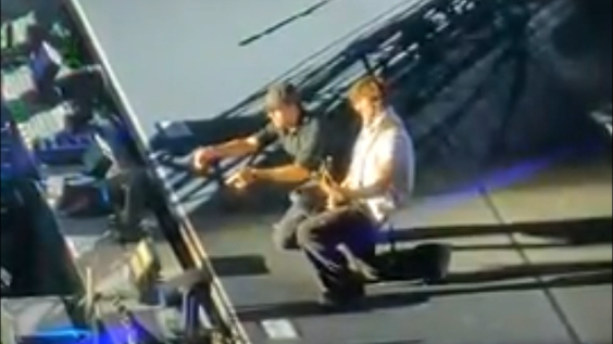 Enrique Iglesias chcel počas koncertu podpísať fanúšikovi obal platne, no nemal fixku, tak ho pobozkal. 
