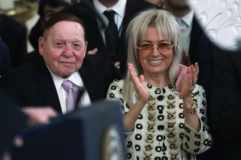 Zmarły w styczniu 2021 r. Sheldon Adelson (na zdjęciu z żoną Miriam) był jednym z najbogatszych ludzi Las Vegas. Był założycielem, prezesem oraz dyrektorem generalnym Las Vegas Sands Corporation, największej sieci kasyn w USA