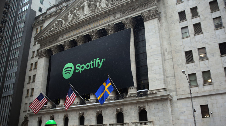 A Spotify logója hatalmas plakátra feszítve az NYSE épületén a cég tőzsdére vonulásának napján, 2018 április 3-án /Fotó: AFP