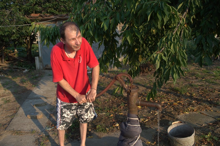 Na česmi pere i leti i zimi