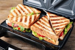 Genialny sposób na czyszczenie opiekacza. Przypalone resztki wreszcie dadzą się doczyścić