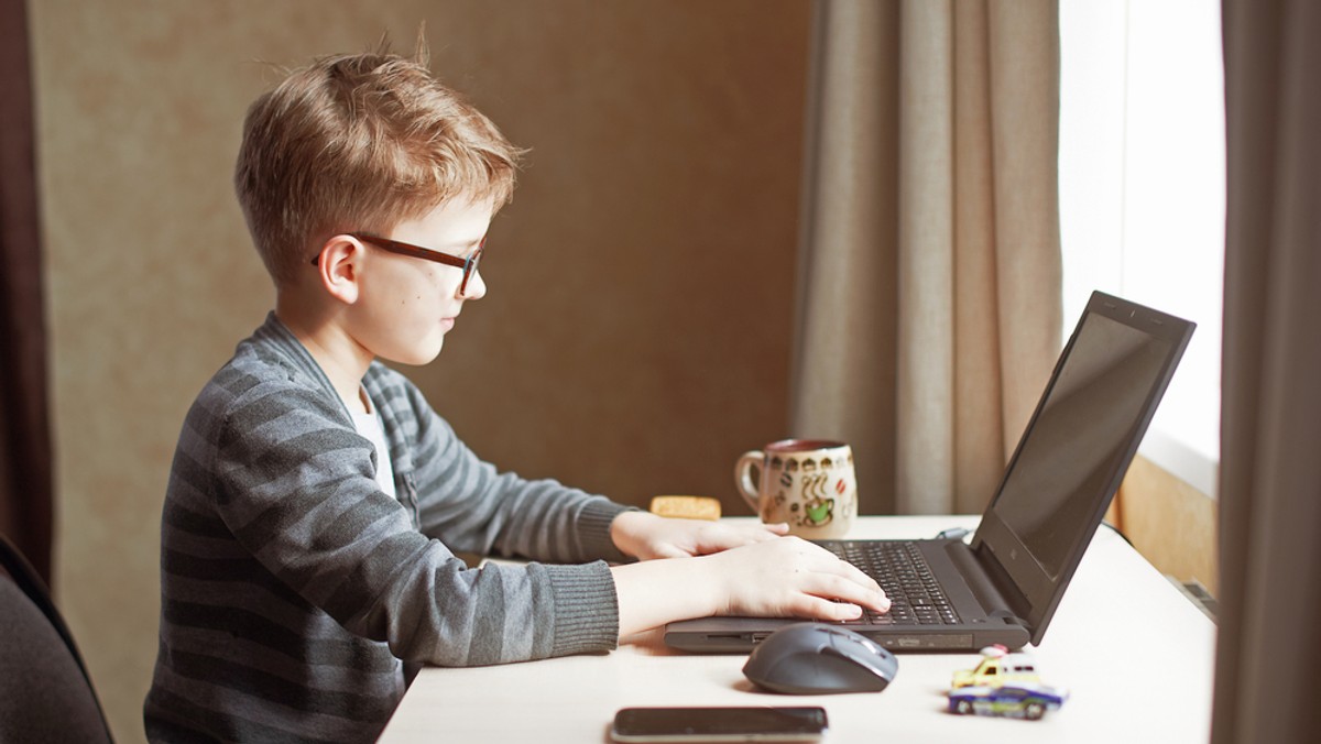 Uszkodzony laptop dla ucznia. Czy rządowy sprzęt jest objęty gwarancją?