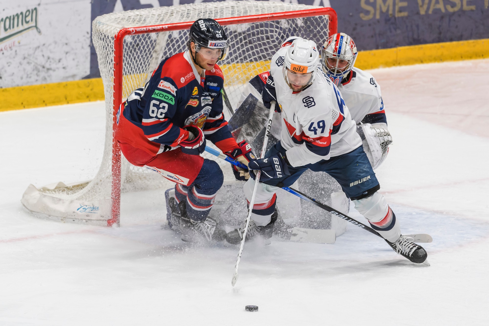 Zľava Mitch Hults (Zvolen), Samuel Takáč (Slovan) a Denis Godla (Slovan).