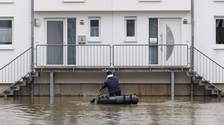 Homokzsákokkal próbálják útját állni az árvíznek Németországban /fotó: MTI/AP/DPA/Friso Gentsch