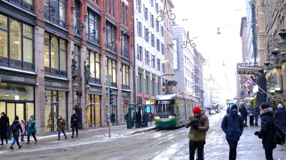 Przechodnie na ulicy w Helsinkach