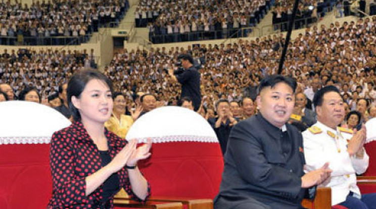 Bemutatta feleségét a koreai diktátor