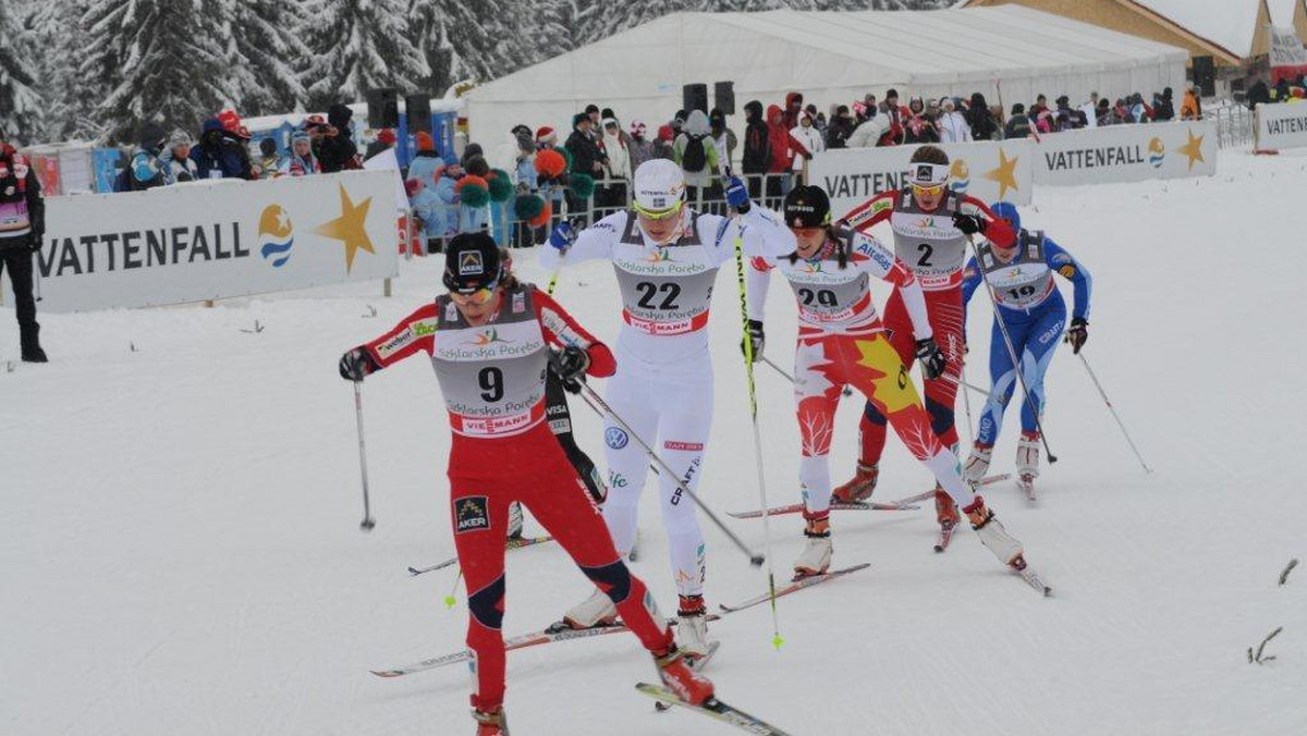 Koniec spekulacji na temat odwołania Pucharu Świata w biegach narciarskich w Szklarskiej Porębie z powodu braku śniegu i dodatnich temperatur. Zawody na Polanie Jakuszyckiej odbędą się w planowanym terminie 18-19 stycznia 2014 r. Taką decyzję podjęła w czwartek, 9 stycznia 2014 r., Międzynarodowa Federacja Narciarska (FIS), która zaakceptowała plan przygotowania tras na zawody na Polanie Jakuszyckiej.