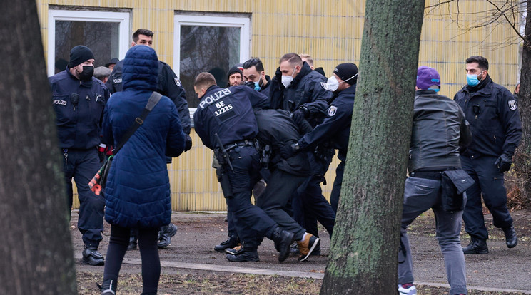 Több embert őrizetbe vettek a járványügyi előírások megsértése és a rendőrökkel szembeni ellenállás miatt / Fotó: Getty Images