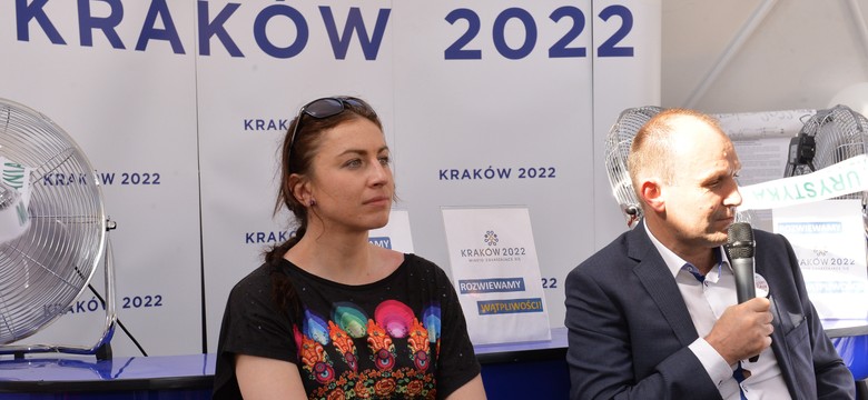 Narodowcy kontra Justyna Kowalczyk. Protestowali przed jej namiotem. ZDJĘCIA