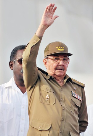 Raul Castro przekazuje władzę w partii młodszemu pokoleniu