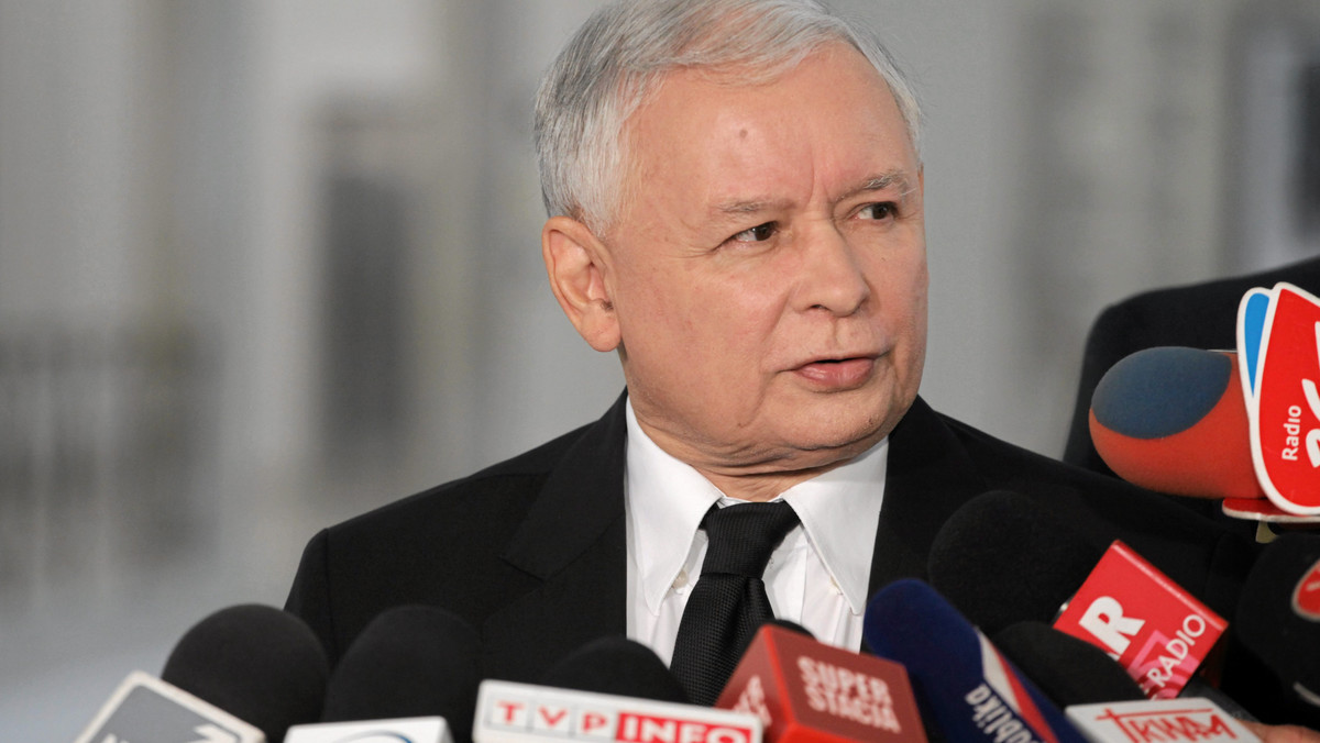 Dziś Jarosław Kaczyński spotka się ze Zbigniewem Ziobrą. Tematem rozmowy będzie współpraca ugrupowań podczas następnych wyborów. Politycy prawicowi zapowiadają współdziałanie, które ma odsunąć PO od władzy. Tymczasem koalicja nic sobie z tych pogróżek nie robi, a - jak pisze "Rzeczpospolita" - mniejsze partie, z którymi mógłby sprzymierzyć się prezes PiS, mają coraz więcej obaw. Pojawiają się głosy, że Prawo i Sprawiedliwość chce je wciągnąć w pułapkę.