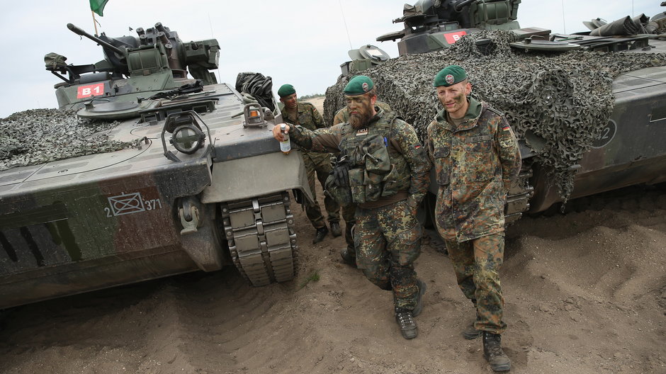 Niemieccy żołnierze przy ich czołgach Marder podczas manewrów NATO w Polsce, 2015 r. 