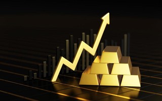 Blask Donalda Trumpa odbija się w złocie