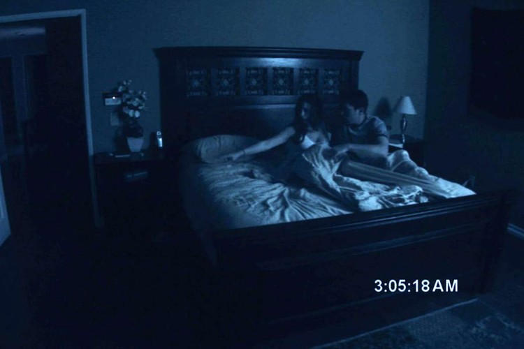 Film „Paranormal Activity” mógłby skutecznie rywalizować o miano najlepszej inwestycji wszech czasów. Obraz kosztował 15 tys. dolarów, a zarobił ponad 193 mln dol. (dane pochodzą z portalu boxofficemojo.com ). Oznacza to, że za każdego zainwestowanego w film dolara twórcy zarobili ok. 3600. Sukces filmu jest zasługą Stevena Spielberga, który wyłowił tę niewielką produkcję z archiwów studia Paramount. Cała akcja filmu 'Paranormal Activity' toczy się w jednym pomieszczeniu i dotyczy zjawisk paranormalnych. Film został wykonany za pomocą amatorskiej kamery. Na zdj. kadr z filmu 'Paranormal Activity'