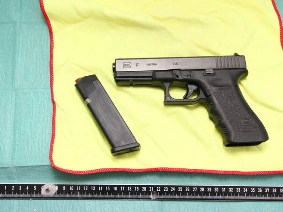 Nešto od oružja iz arsenala pronađenog u kafeu