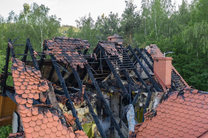 Pożar domu w Głuchołazach. W krzakach znaleziono ranną kobietę