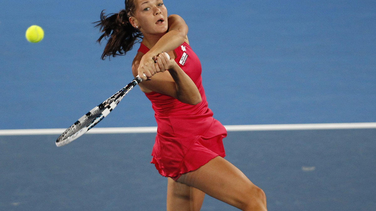 Agnieszka Radwańska przegrała z Białorusinką Wiktorią Azarenką (nr 3.) 6:1, 3:6, 2:6 i nie awansowała do finału turnieju WTA w Sydney (z pulą nagród 637 tys. dol.).