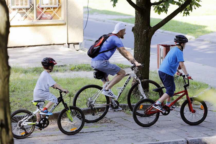 Piotr Kupicha z synami na rowerach