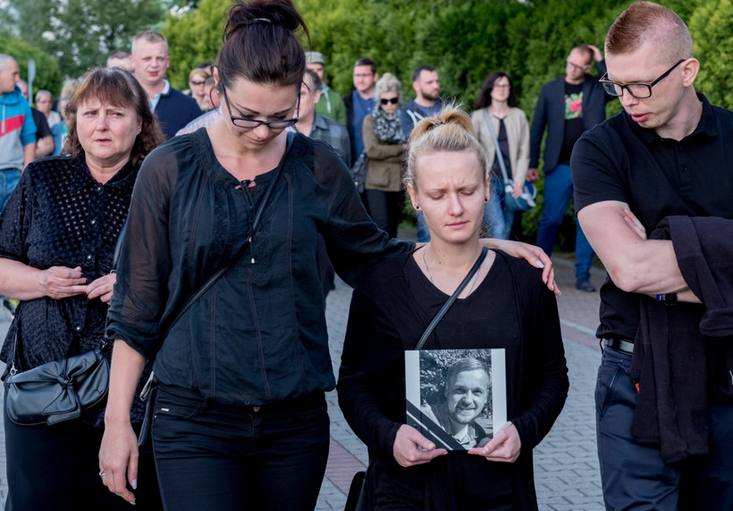 Około 30 osób, w tym żona Jacka - Monika, wzięło udział w czarnym marszu przeciw przemocy w Jastrzębiu-Zdroju.