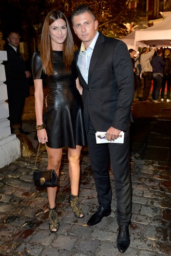 Mateusz Borek pokazał piękną żonę. Przykuła uwagę swoim biustem