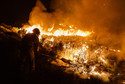 Strażacy pracują na miejscu pożaru między Navalacruz i Riofrio